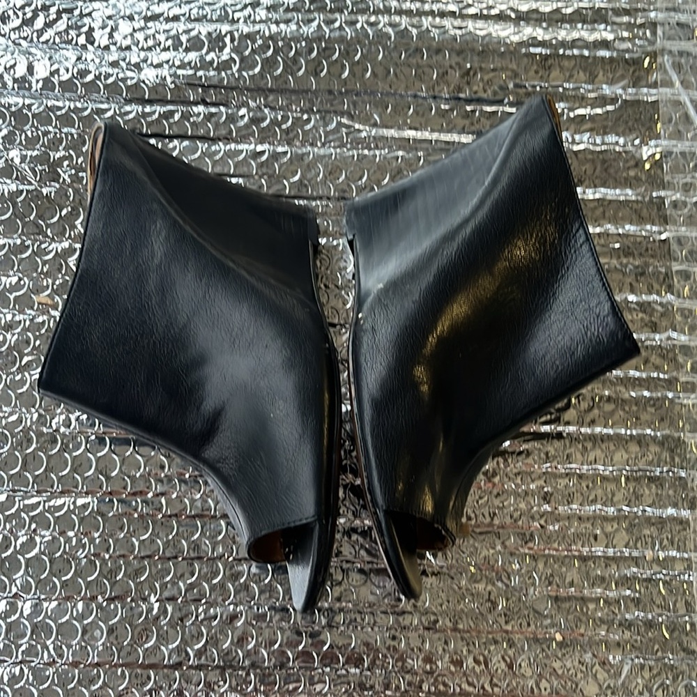 Nine West Black Leather Open-Toe Sandals pilling inside look pictures